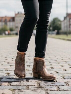 Circle G by Corral distressed leather ankle boots Women’s Size 9